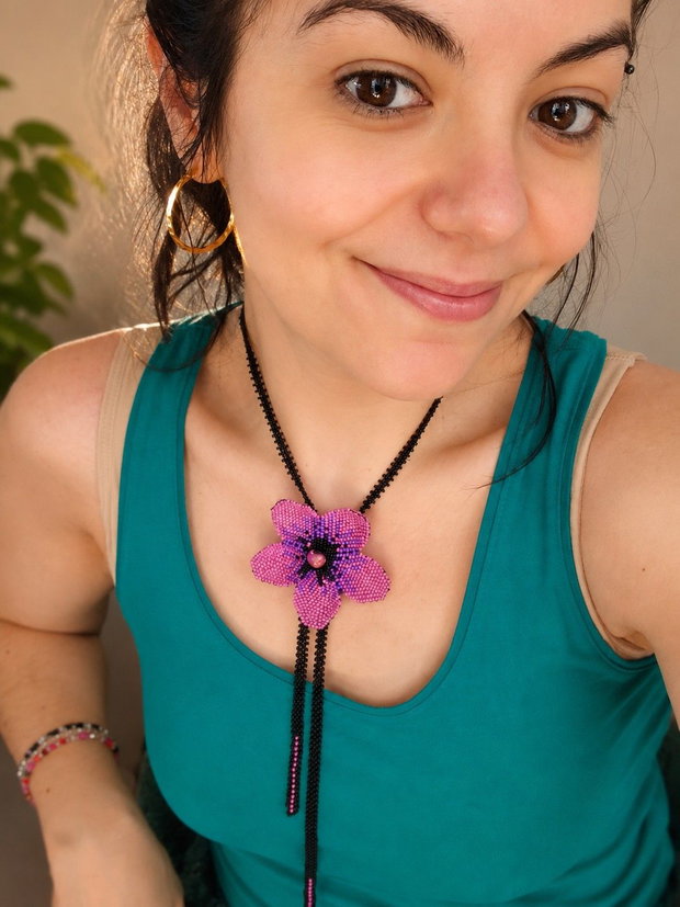 Coliere handmade cu maci din mărgele Preciosa