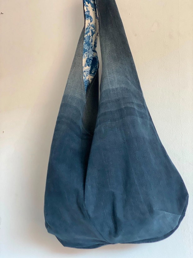 Geantă de umar / Hobo bag unicat upcycled din denim cu interior baroc floral