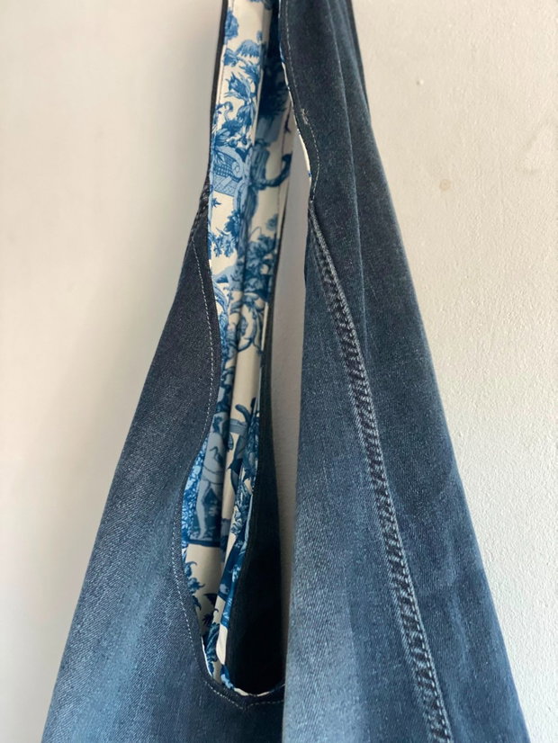 Geantă de umar / Hobo bag unicat upcycled din denim cu interior baroc floral