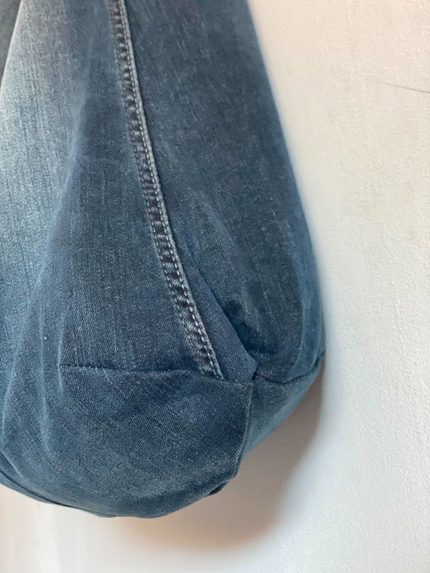 Geantă de umar / Hobo bag unicat upcycled din denim cu interior baroc floral