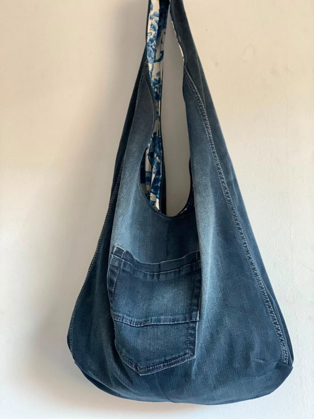 Geantă de umar / Hobo bag unicat upcycled din denim cu interior baroc floral