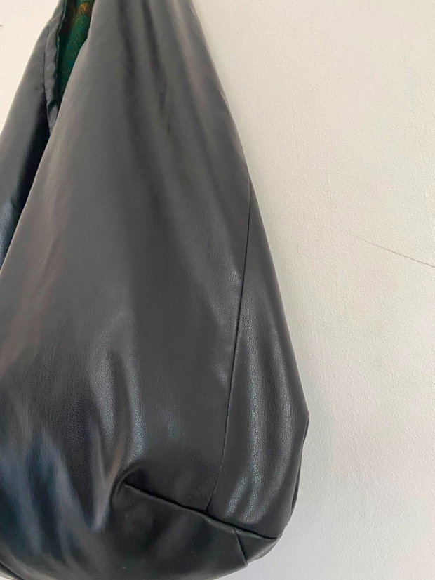 Geantă sac / Hobo bag unicat din piele ecologică neagră Interior verde