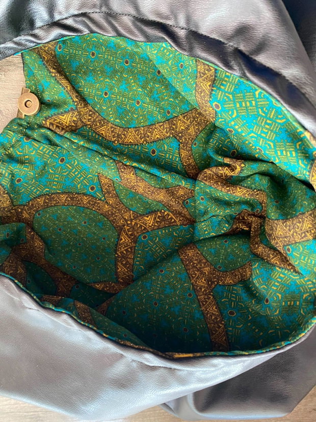 Geantă sac / Hobo bag unicat din piele ecologică neagră Interior verde