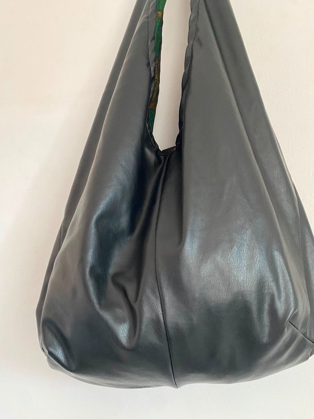 Geantă sac / Hobo bag unicat din piele ecologică neagră Interior verde