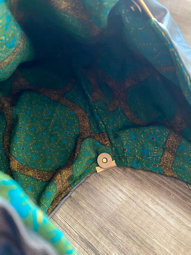 Geantă sac / Hobo bag unicat din piele ecologică neagră Interior verde
