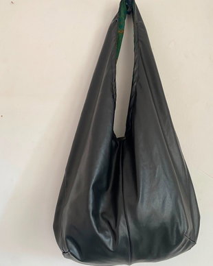 Geantă sac / Hobo bag unicat din piele ecologică neagră  Interior verde