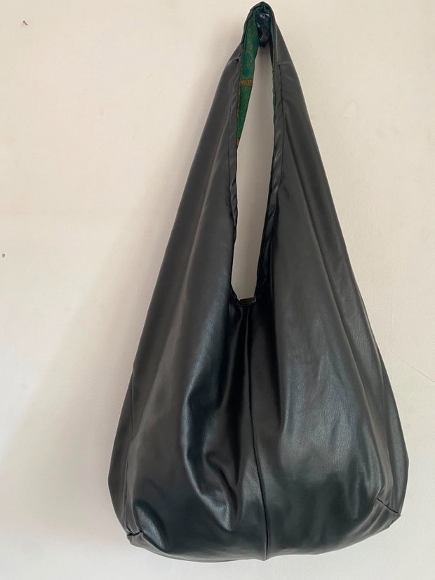 Geantă sac / Hobo bag unicat din piele ecologică neagră Interior verde