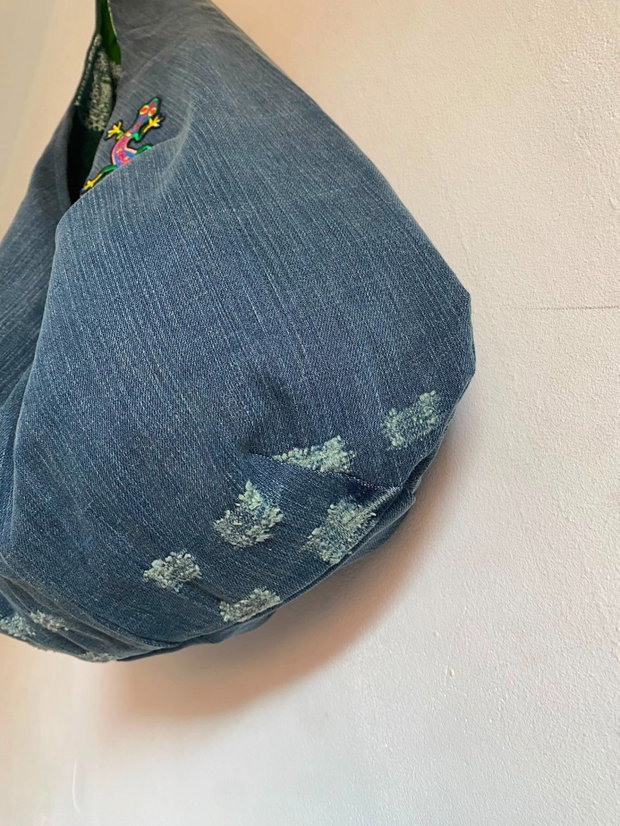 Geantă sac / Hobo bag unicat din denim reciclat cu broderie șopârlă boho