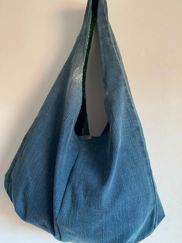 Geantă sac / Hobo bag unicat din denim reciclat cu broderie șopârlă boho