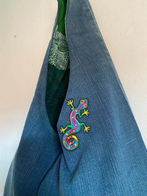Geantă sac / Hobo bag unicat din denim reciclat cu broderie șopârlă boho