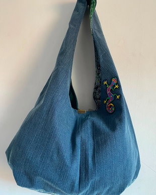 Geantă sac / Hobo bag unicat din denim reciclat cu broderie șopârlă boho