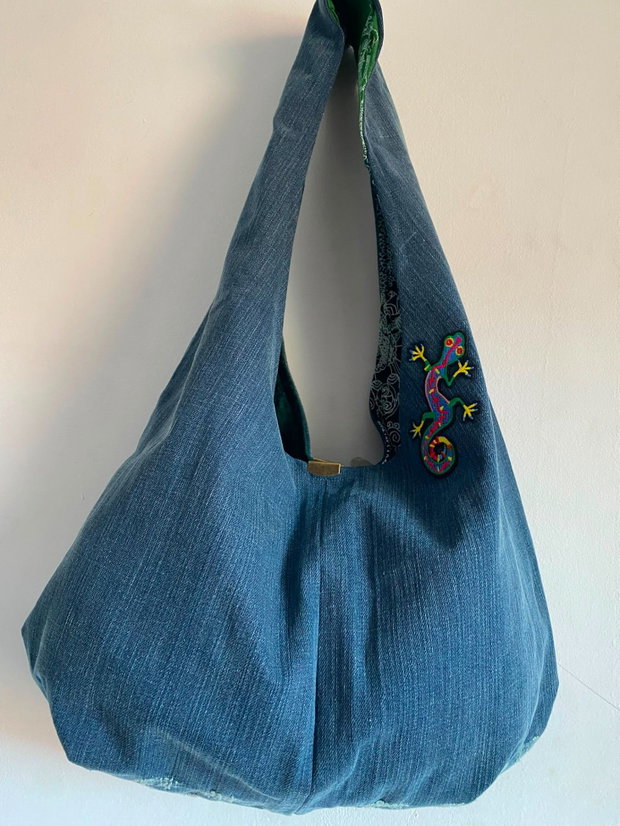 Geantă sac / Hobo bag unicat din denim reciclat cu broderie șopârlă boho