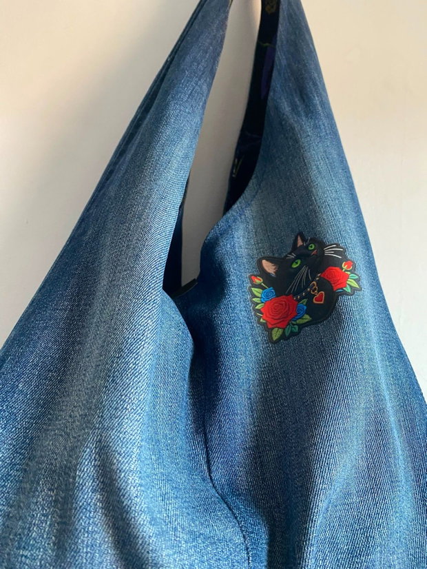 Geantă sac / Hobo bag unicat upcycled din denim reciclat cu aplicație pisică neagră