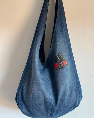 Geantă sac / Hobo bag unicat upcycled din denim reciclat cu aplicație pisică neagră