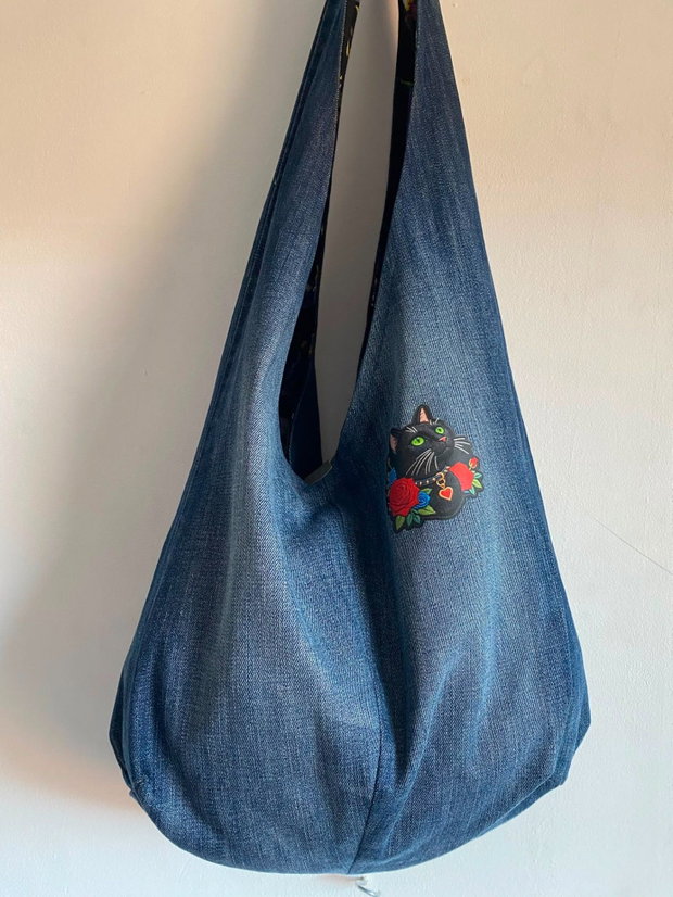 Geantă sac / Hobo bag unicat upcycled din denim reciclat cu aplicație pisică neagră