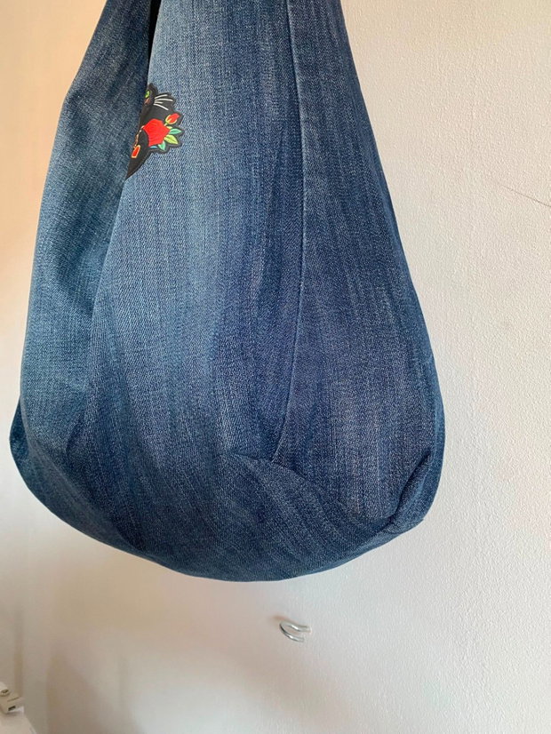Geantă sac / Hobo bag unicat upcycled din denim reciclat cu aplicație pisică neagră