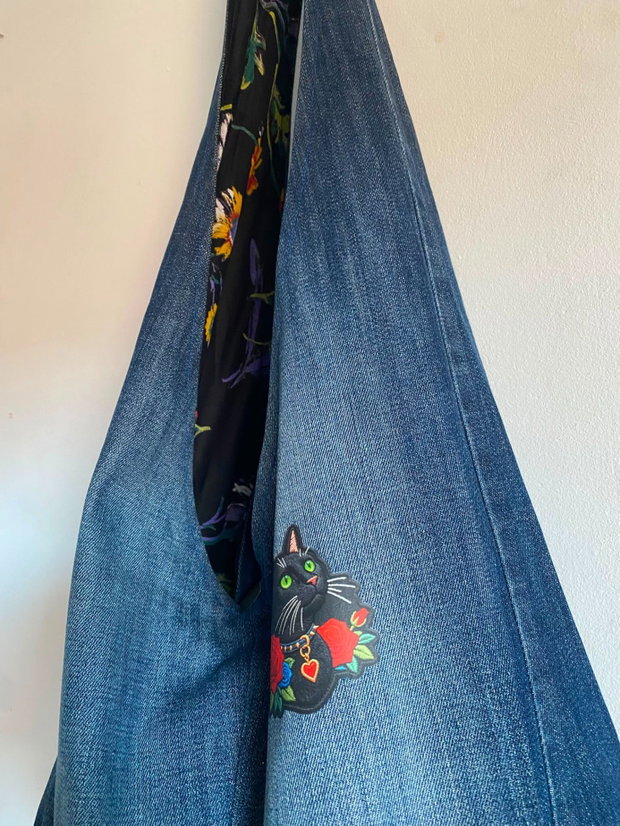 Geantă sac / Hobo bag unicat upcycled din denim reciclat cu aplicație pisică neagră