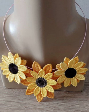 Colier Elegant cu Flori de Soare