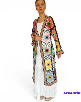Cardigan croșetat manual cu flori multicolore cu moțuri negre realizate manual în centru  stil boho oversized