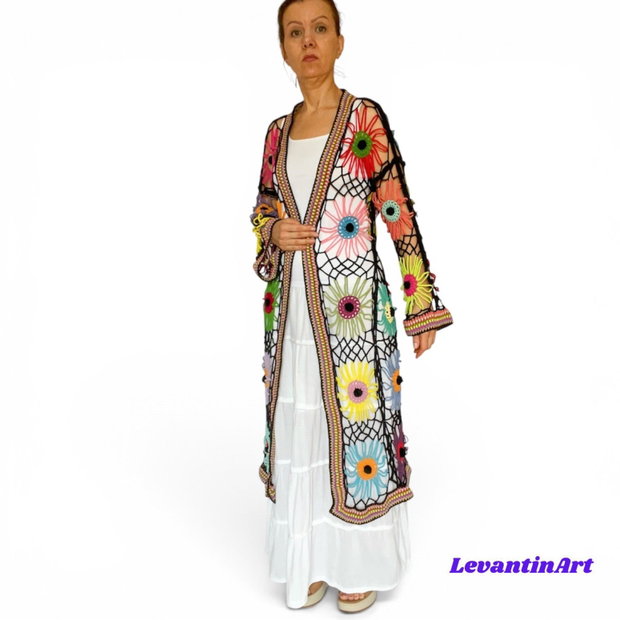 Cardigan croșetat manual cu flori multicolore cu moțuri negre realizate manual în centru stil boho oversized