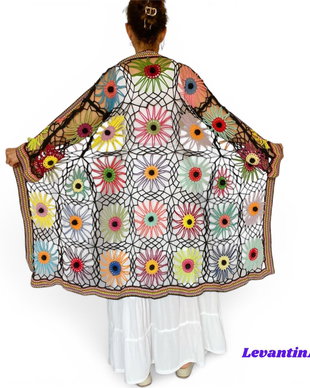 Cardigan croșetat manual cu flori multicolore cu moțuri negre realizate manual în centru  stil boho oversized