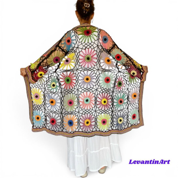 Cardigan croșetat manual cu flori multicolore cu moțuri negre realizate manual în centru stil boho oversized