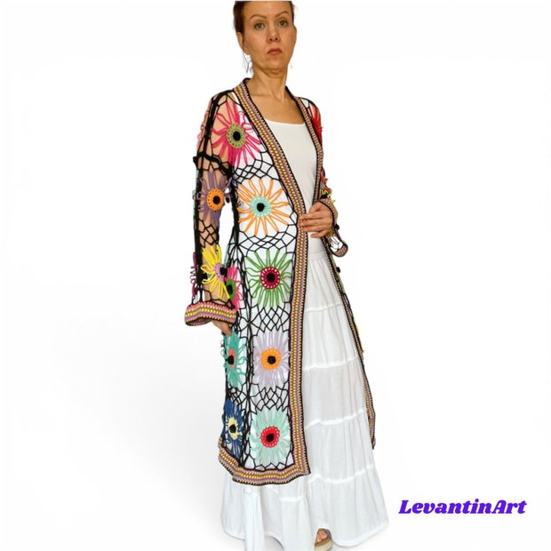 Cardigan croșetat manual cu flori multicolore cu moțuri negre realizate manual în centru stil boho oversized