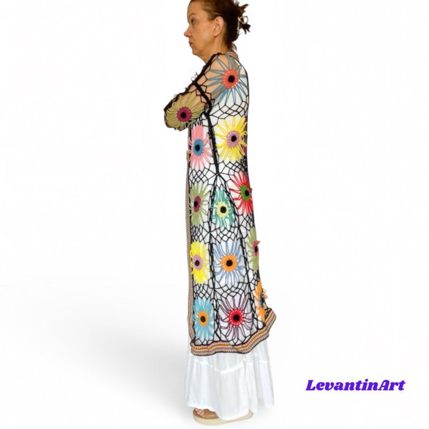 Cardigan croșetat manual cu flori multicolore cu moțuri negre realizate manual în centru stil boho oversized