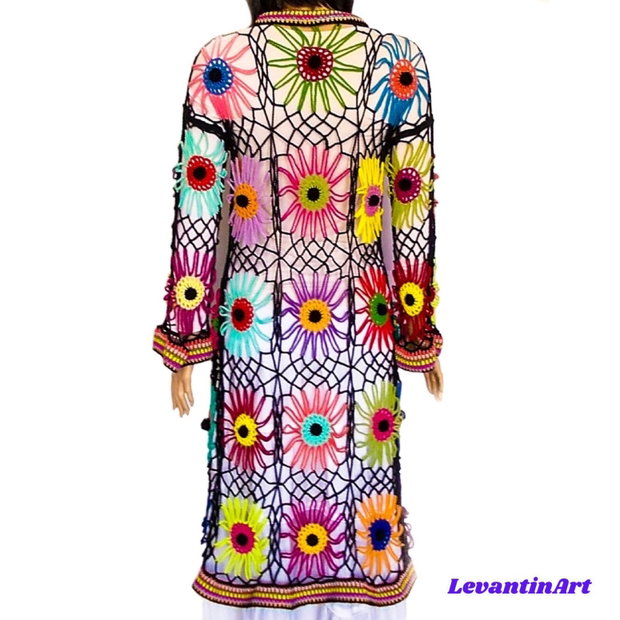 Cardigan croșetat manual cu flori multicolore cu moțuri negre realizate manual în centru stil boho oversized