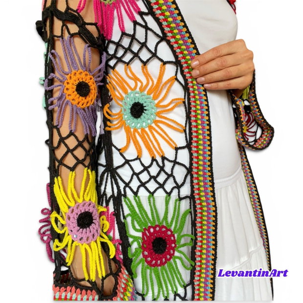 Cardigan croșetat manual cu flori multicolore cu moțuri negre realizate manual în centru stil boho oversized