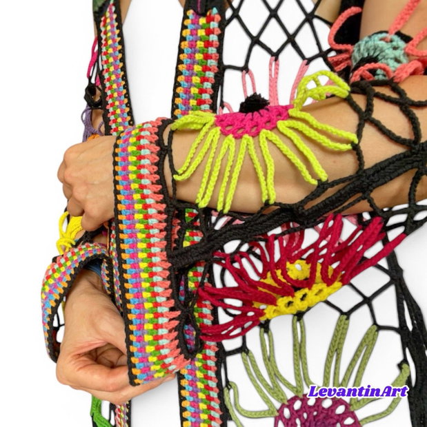 Cardigan croșetat manual cu flori multicolore cu moțuri negre realizate manual în centru stil boho oversized