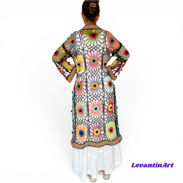 Cardigan croșetat manual cu flori multicolore cu moțuri negre realizate manual în centru stil boho oversized