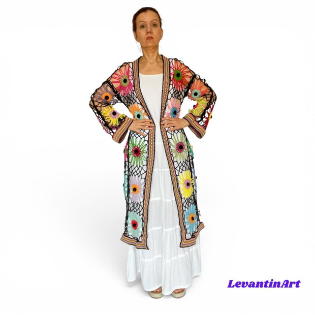Cardigan croșetat manual cu flori multicolore cu moțuri negre realizate manual în centru stil boho oversized