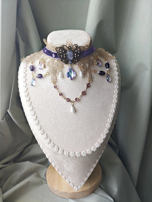 Choker elegant victorian motiv fluture handmade mov si auriu cu dantela, catifea si cristale