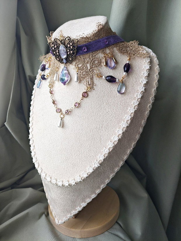 Choker elegant victorian motiv fluture handmade mov si auriu cu dantela, catifea si cristale