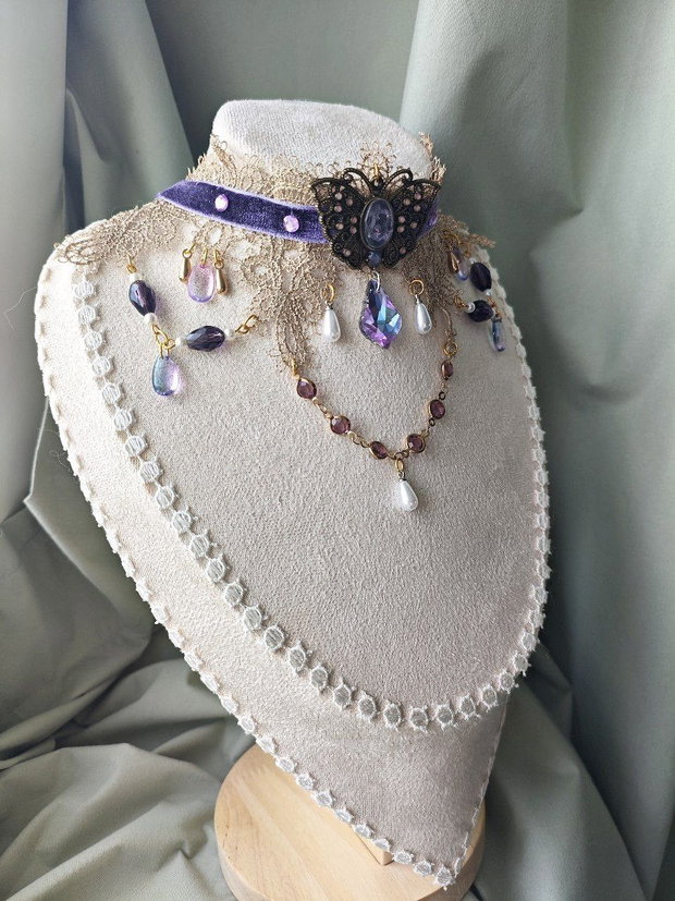 Choker elegant victorian motiv fluture handmade mov si auriu cu dantela, catifea si cristale