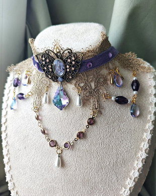 Choker elegant victorian motiv fluture handmade mov si auriu cu dantela, catifea si cristale