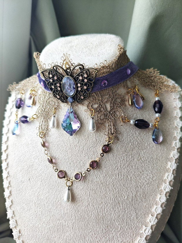 Choker elegant victorian motiv fluture handmade mov si auriu cu dantela, catifea si cristale