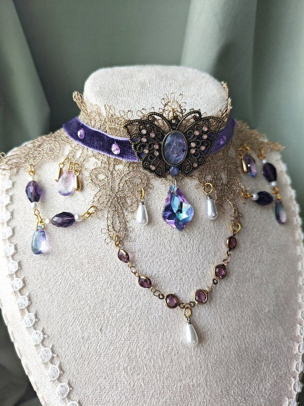 Choker elegant victorian motiv fluture handmade mov si auriu cu dantela, catifea si cristale