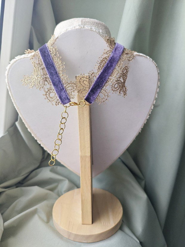 Choker elegant victorian motiv fluture handmade mov si auriu cu dantela, catifea si cristale
