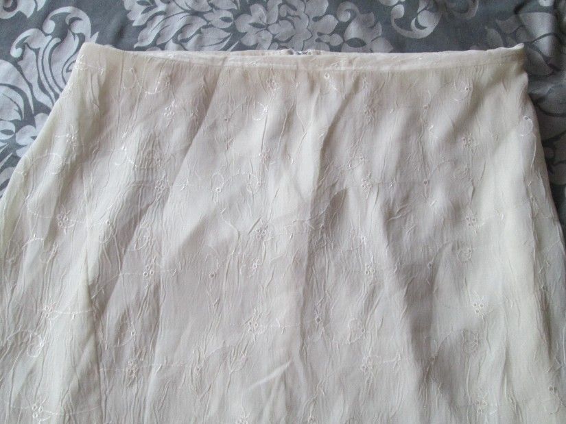 fusta fina crem cu broderie