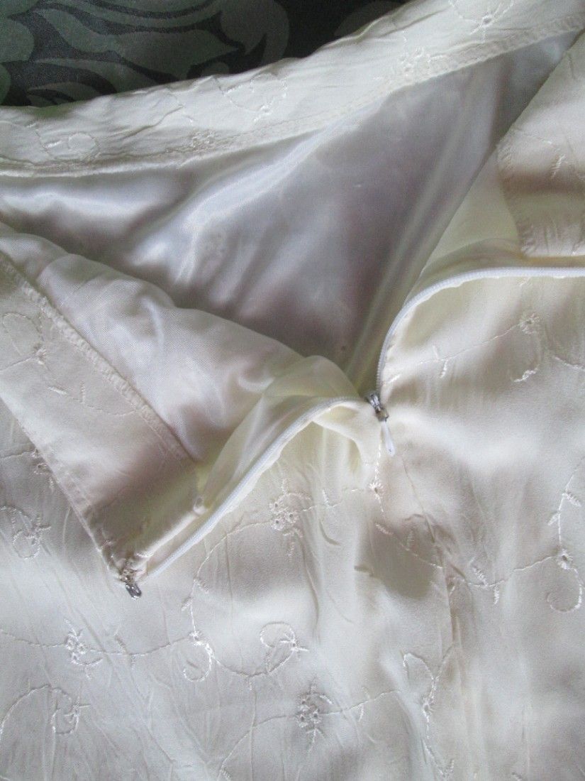 fusta fina crem cu broderie