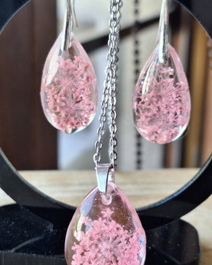 Set bijuterii handmade cercei si pandantiv cu flori naturale uscate Pink Blossom