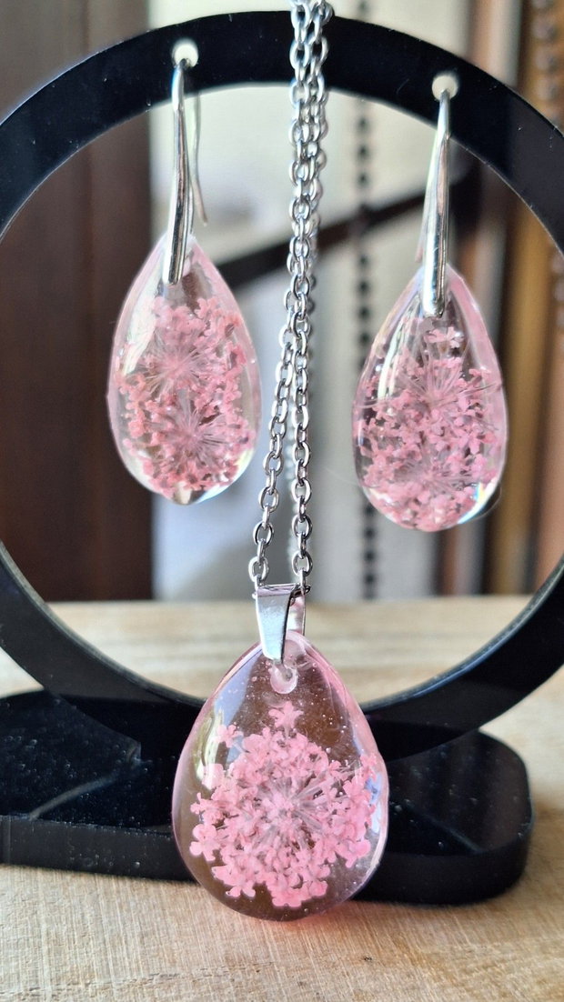 Set bijuterii handmade cercei si pandantiv cu flori naturale uscate Pink Blossom