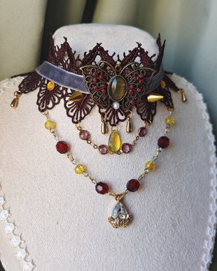 Colier choker fluture victorian baroc handmade maro cu dantela, catifea si cristale