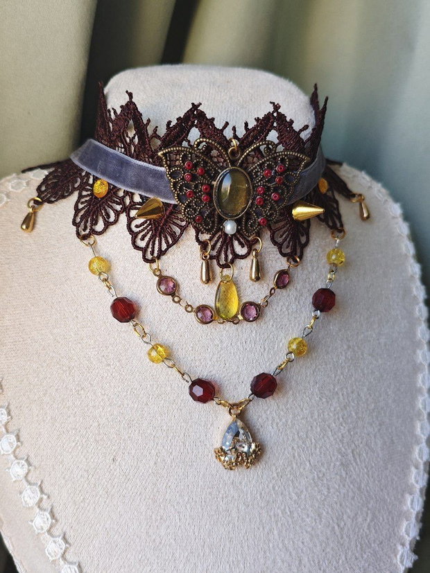 Colier choker fluture victorian baroc handmade maro cu dantela, catifea si cristale