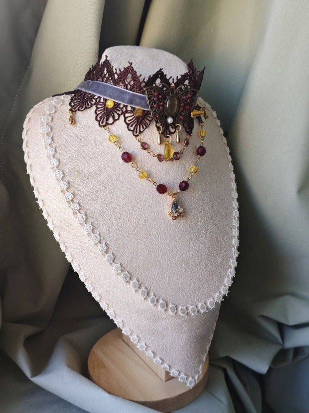 Colier choker fluture victorian baroc handmade maro cu dantela, catifea si cristale