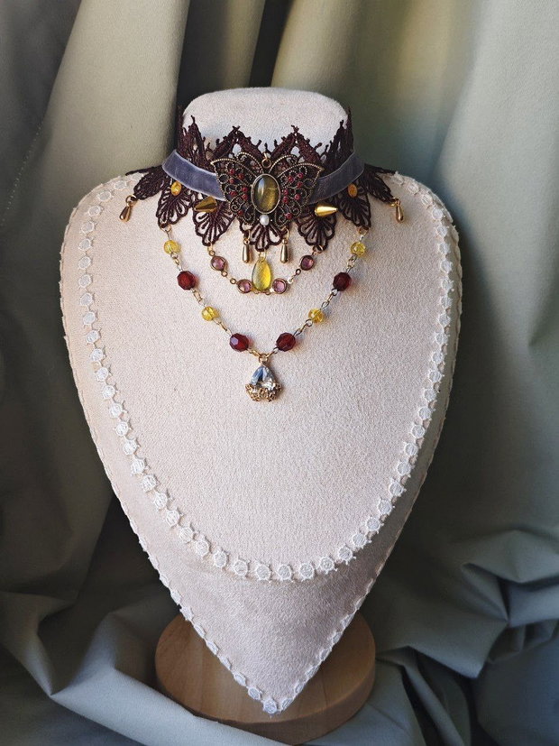 Colier choker fluture victorian baroc handmade maro cu dantela, catifea si cristale