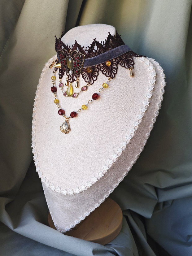 Colier choker fluture victorian baroc handmade maro cu dantela, catifea si cristale