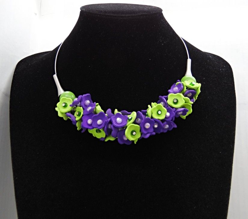 Colier handmade statement cu flori mov si verzi - Eleganță Florală (cod1464)